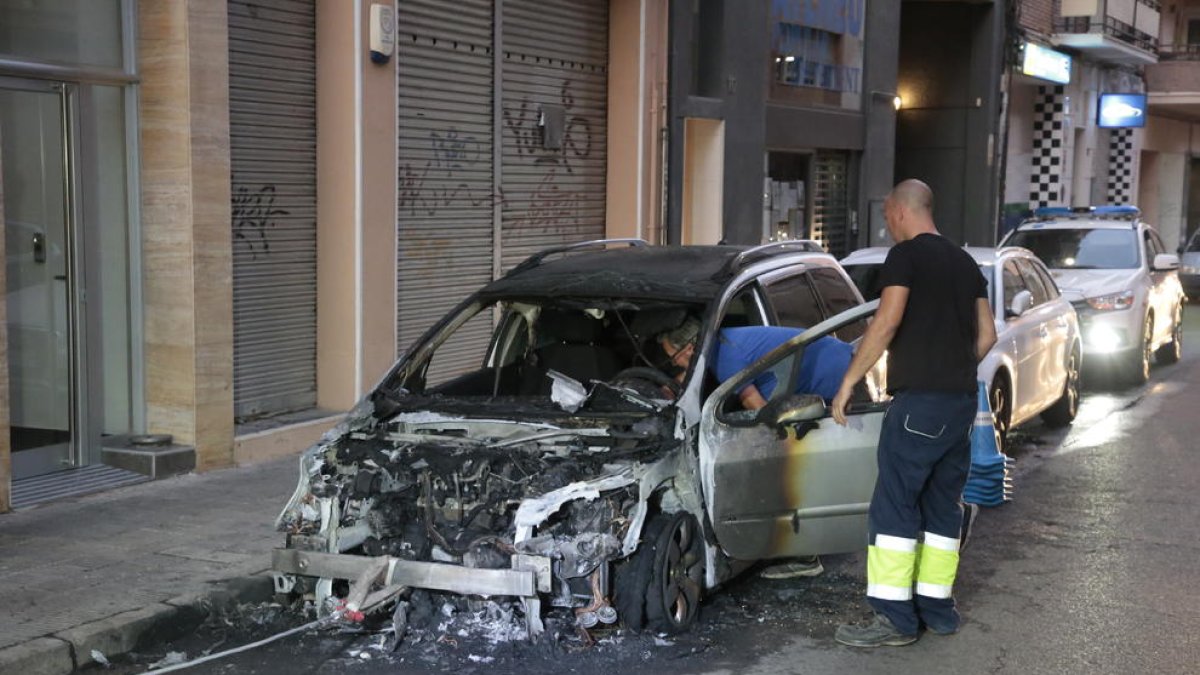 Un incendi afecta dos cotxes a Pau Claris