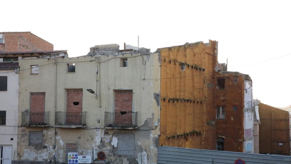 Algunos edificios acaban siendo derribados, como estos de la calle Companyia.