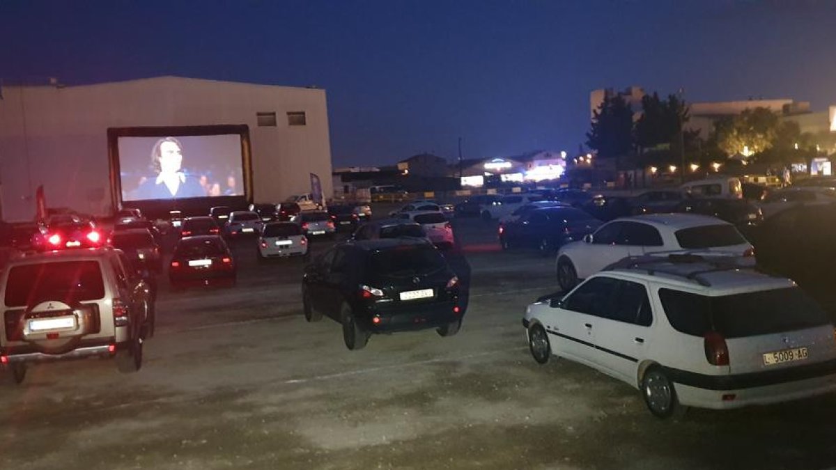 Un centenar de vehículos llenaron la noche de ayer el aparcamiento de la antigua discoteca Big Ben. 