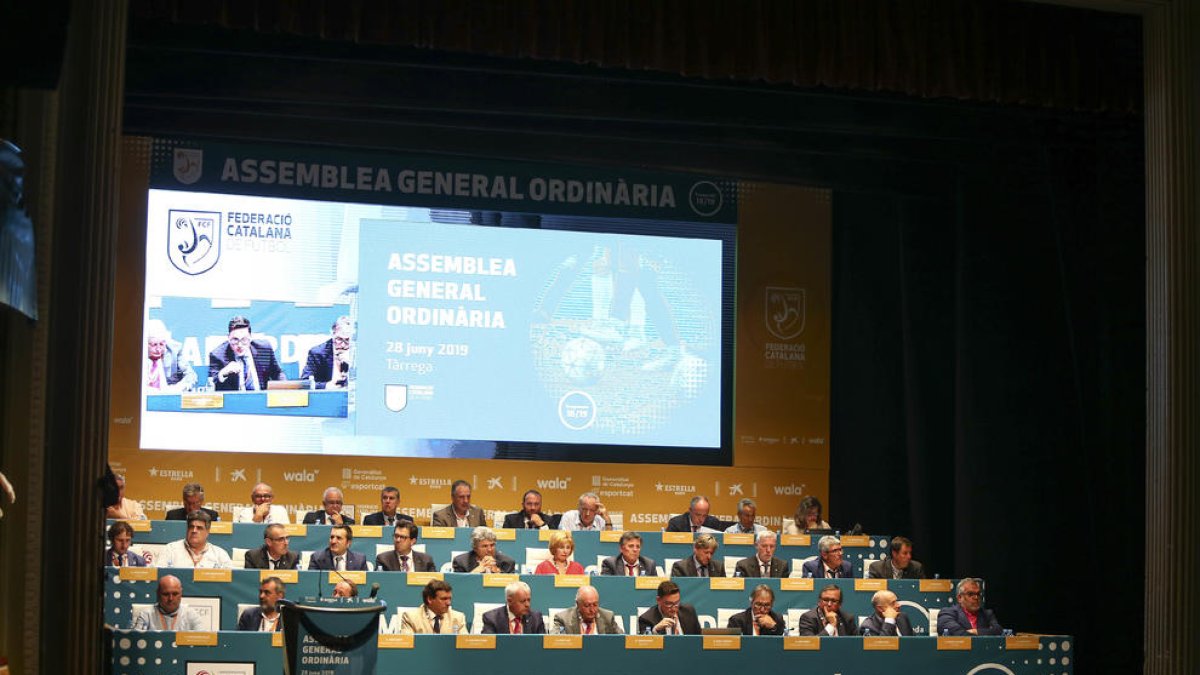 Una vista general dels membres de la junta directiva de la FCF ahir al Teatre Ateneu de Tàrrega.