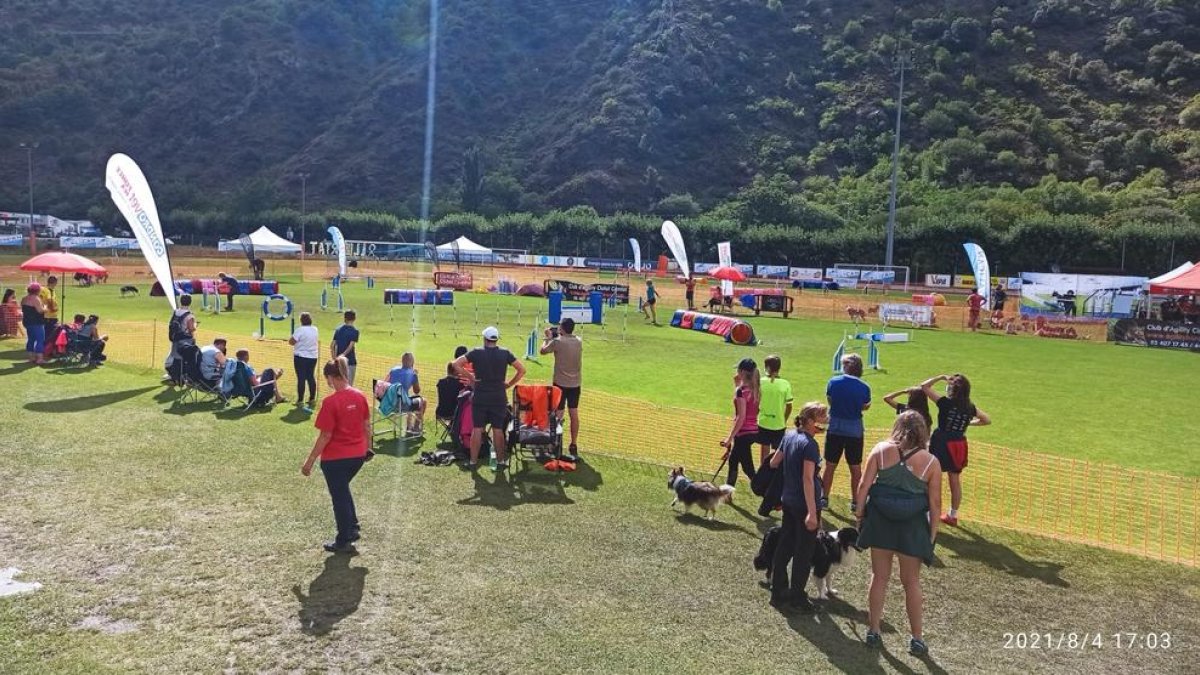 La competició va arrancar ahir al camp municipal de futbol de Rialp, dividit en quatre pistes.