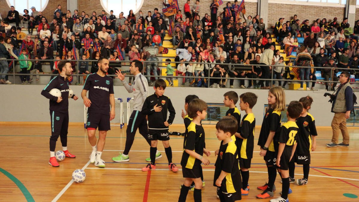 Els jugadors de la base del Comtat d’Urgell van compartir exercicis amb els seus ídols del Barça.
