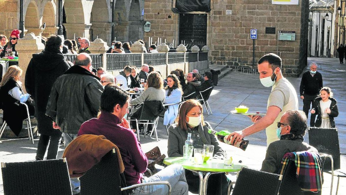 Las restricciones a la hostelería ha provocado que sea uno de los sectores que acumula más ERTEs.