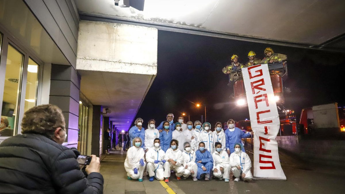 Mossos, bombers i urbans van homenatjar ahir a la nit els professionals de l’Arnau. A la imatge, un grup de sanitaris i bombers.