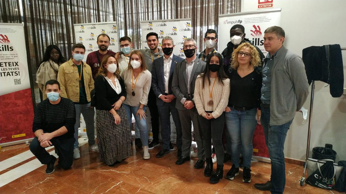 Alumnos y tutores del Guindàvols, Torrevicens y Escola d’Hoteleria, con el conseller Gonzàlez-Cambray. 