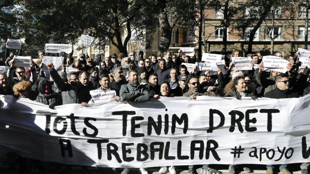 Protesta de treballadors de VTC de Barcelona davant de la conselleria de Territori.