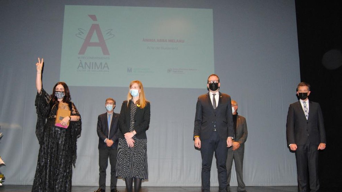 Amina Hussein, junto con el jurado del certamen, en el escenario del teatro L’Amistat. 