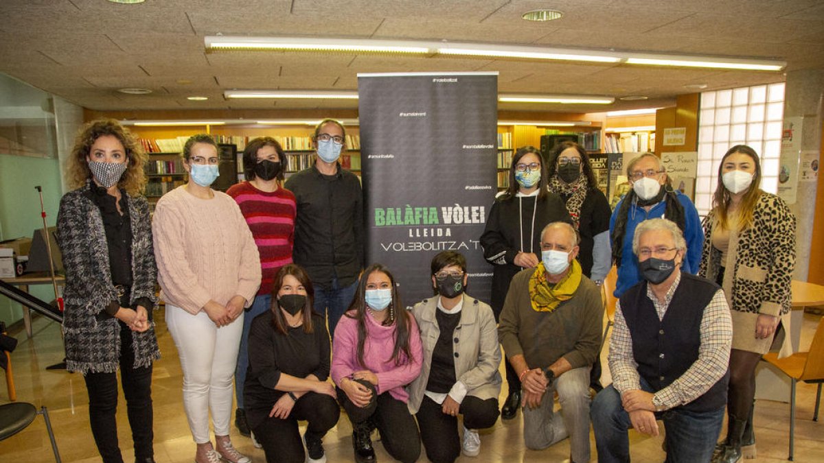 Foto de familia de la presentación, ayer, del acuerdo entre el Balàfia Vòlei y el comercio del barrio.