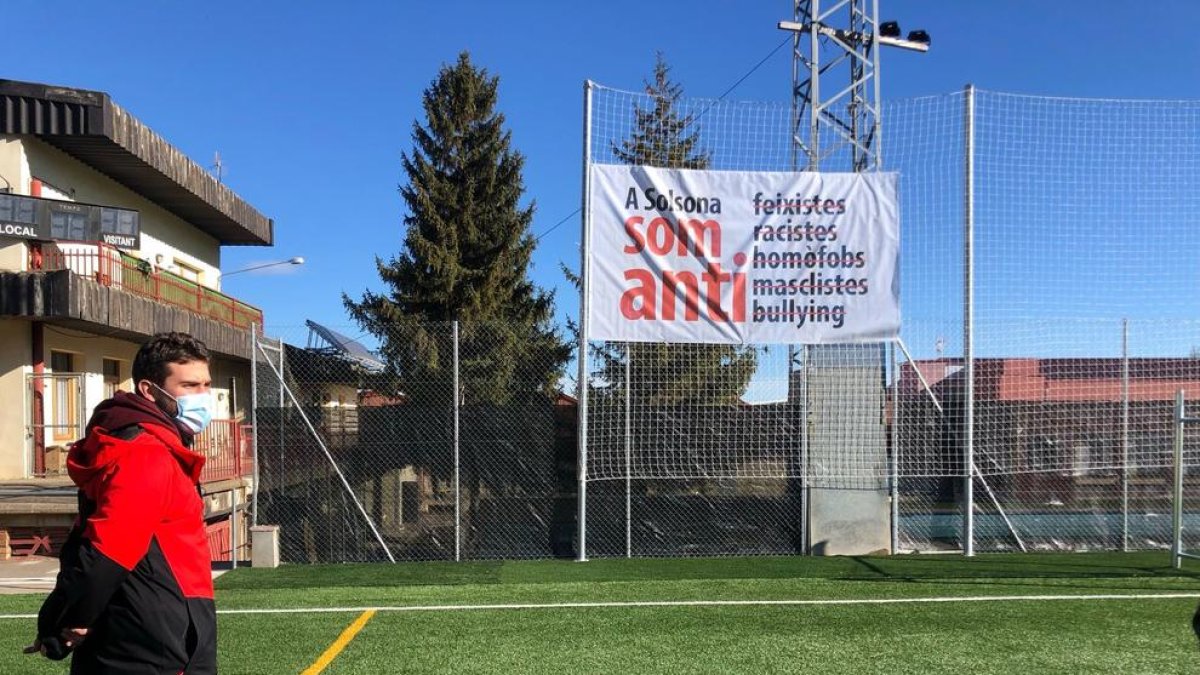 La pancarta que está colocada en el campo de fútbol.