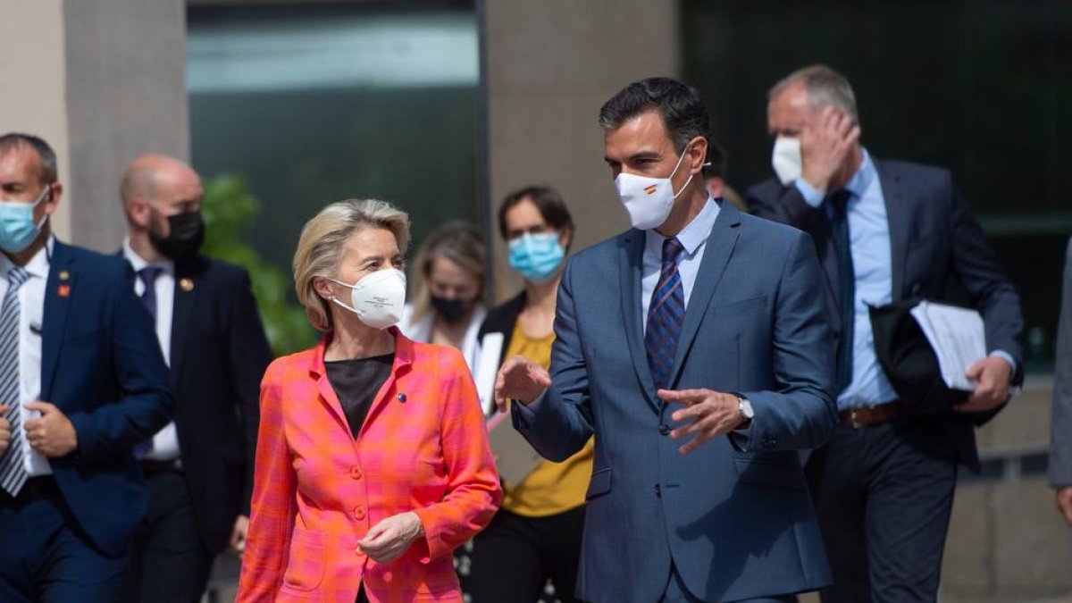 La presidenta de la CE, Ursula Von der Leyen, junto a Sánchez.