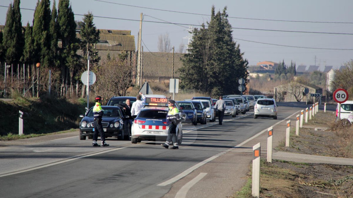 Cues a l'N-240 arran d'un accident, en una imatge d'arxiu.