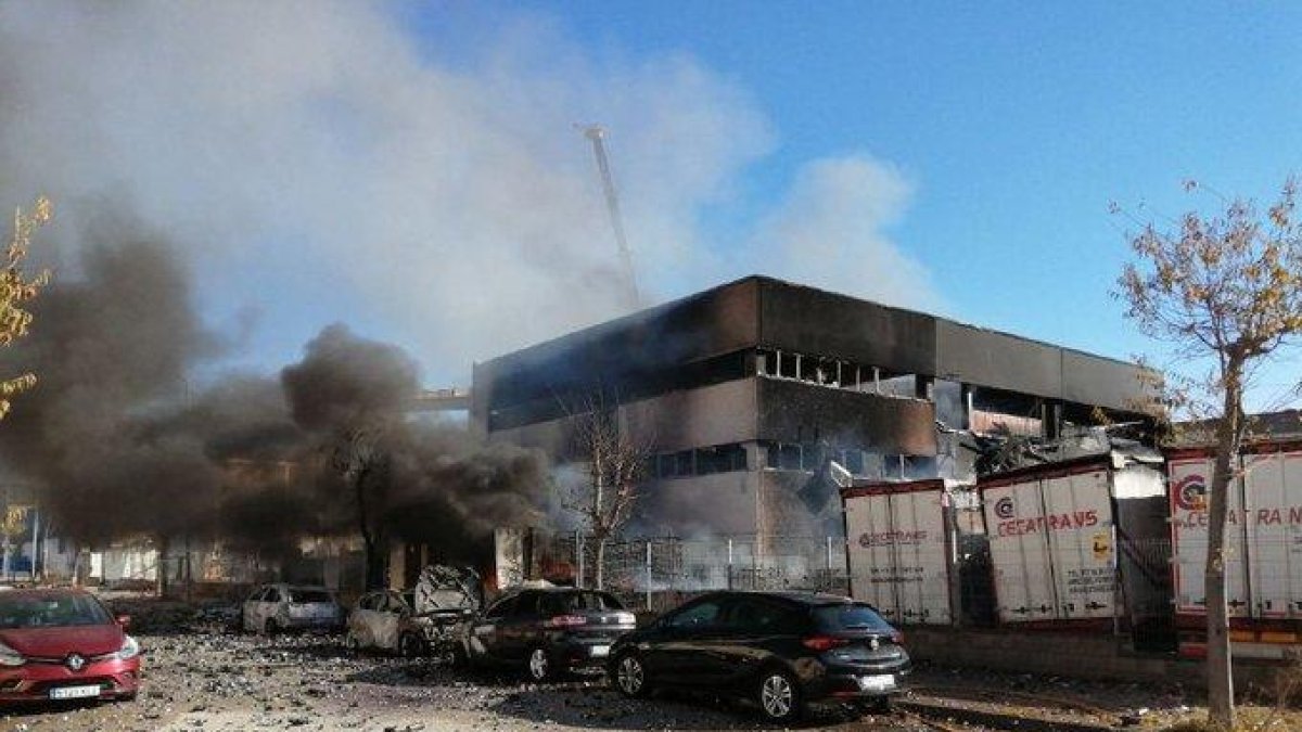 El fuego dejó la nave totalmente quemada y causó el hundimiento de la cubierta.