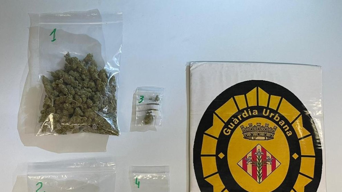 Imagen de la marihuana y la cocaína que le incautaron. 