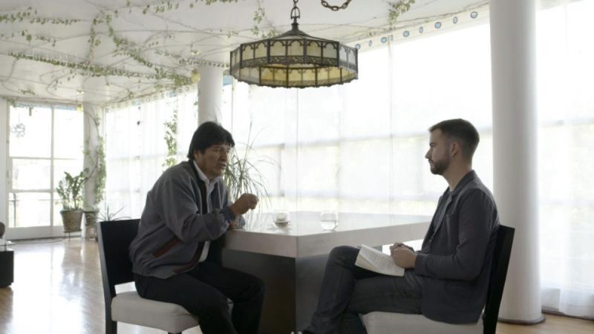 L’expresident de Bolívia Evo Morales conversa amb Ricard Ustrell.