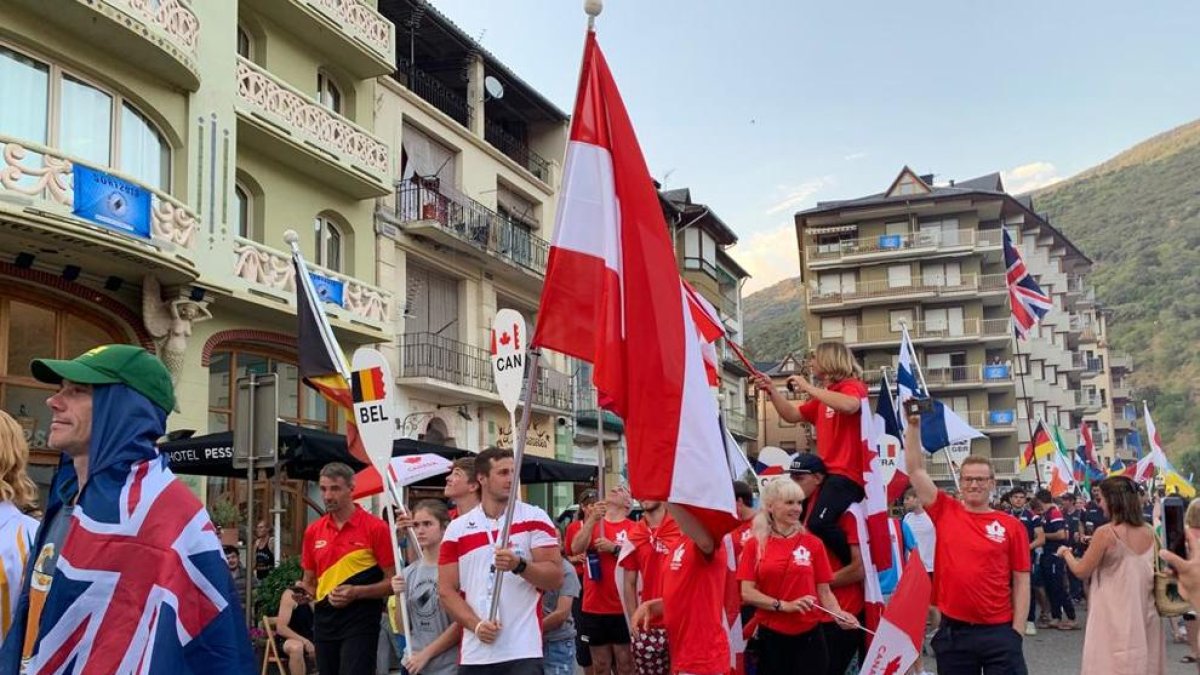 El desfile de los países, con sus banderas, fue uno de los momentos más vistosos de la apertura.