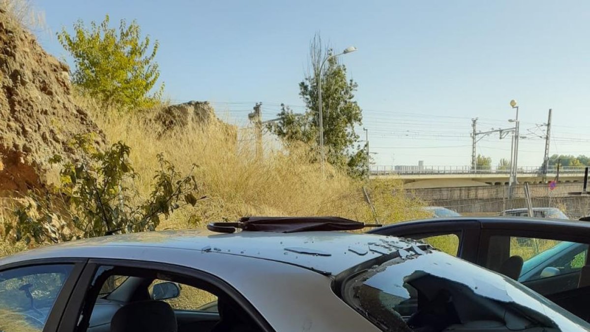 Uno de los coches con los cristales destrozados ayer. 