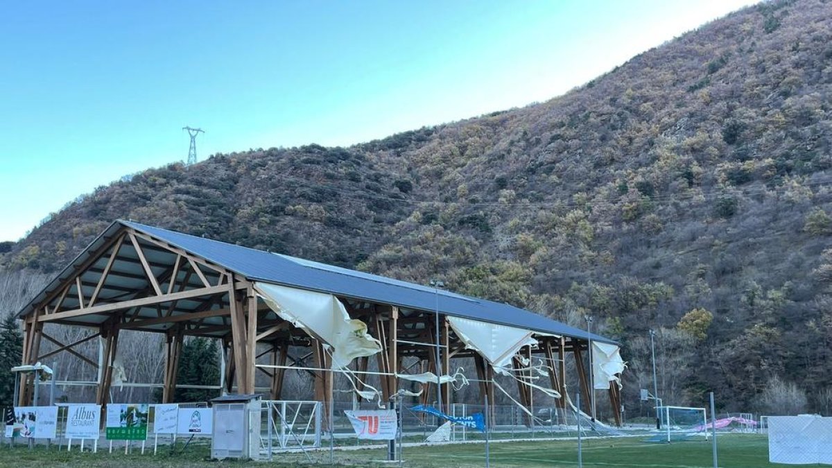 Las lonas destrozadas del edificio del campo de fútbol de Rialp.