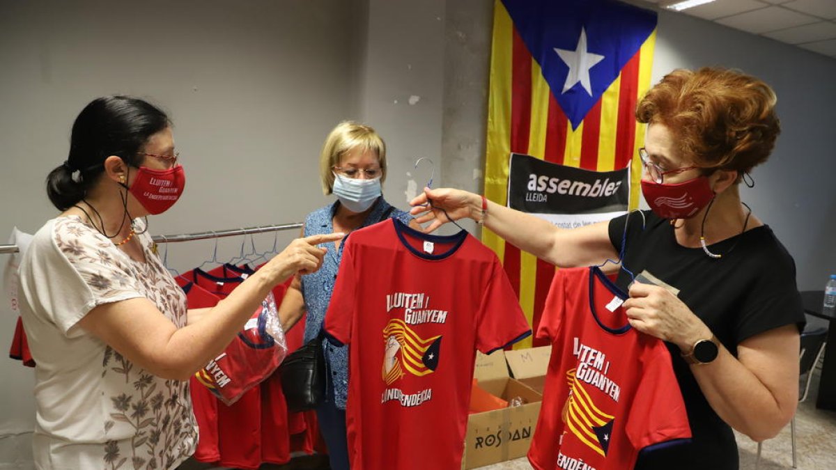 La ANC de Lleida vende camisetas y tickets para la manifestación del 11-S en la calle Acadèmia.