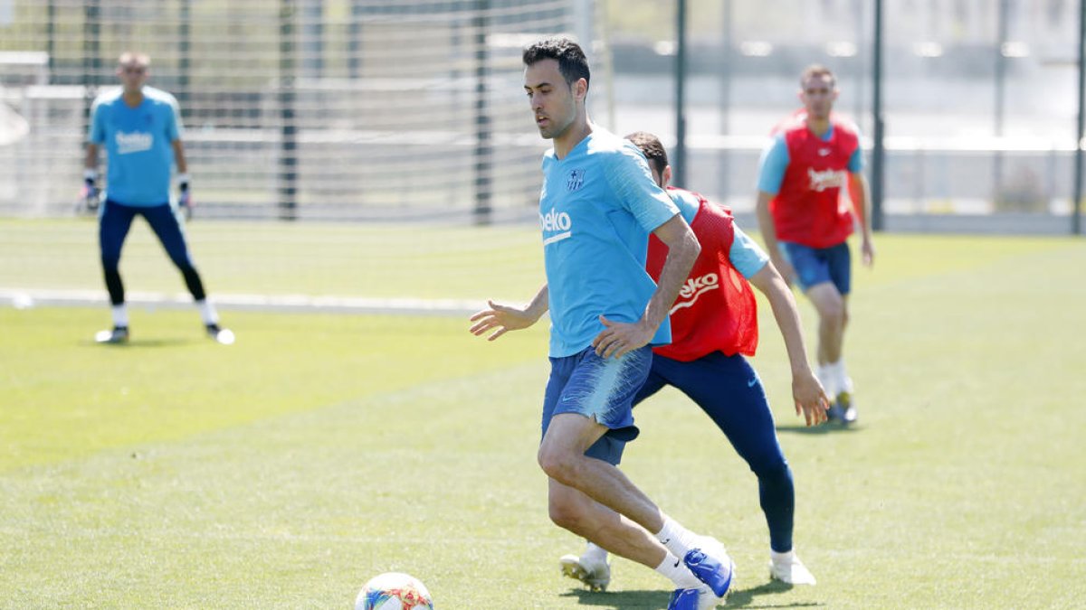 Sergio Busquets, en un momento del entrenamiento que hizo la plantilla del Barça ayer.