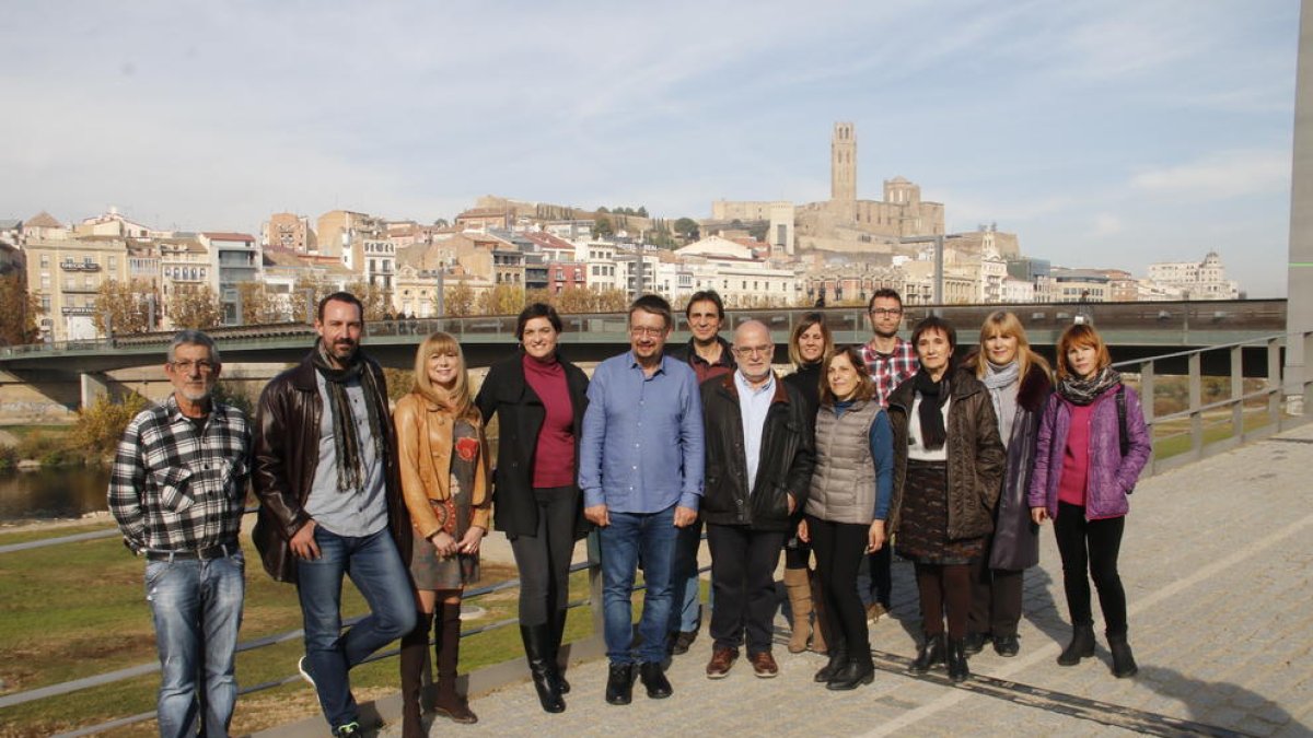 Xavier Domènech posa amb els membres de la llista per Lleida de Catalunya en Comú Podem.