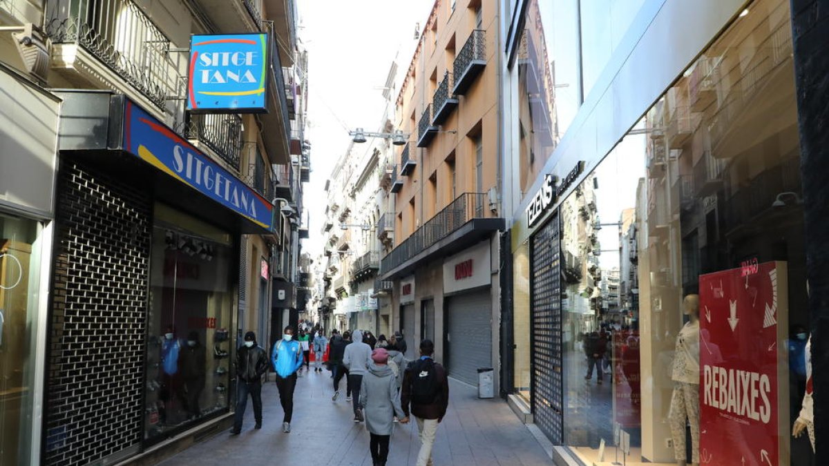 Tiendas cerradas en el Eix uno de los últimos sábados.