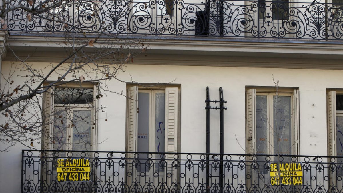 Carteles de alquiler en un edificio de viviendas en la conocida milla de oro de Madrid. 