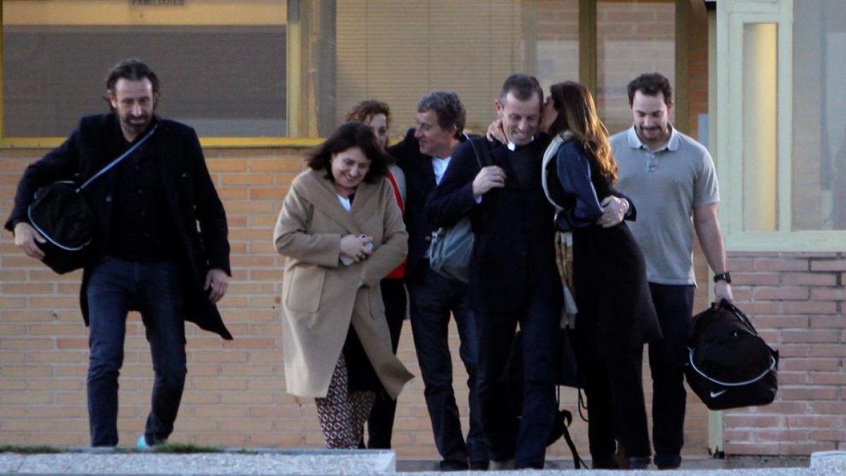 Sandro Rosell, ayer en el momento en el que abandonaba la prisión de Soto del Real, junto a familiares y amigos.