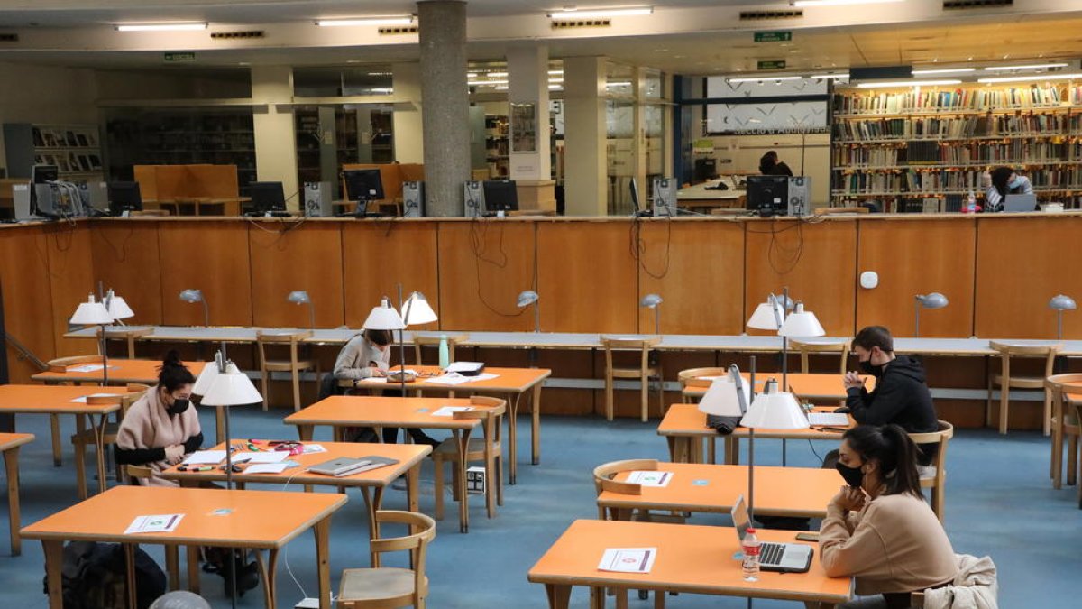 La UdL reabrió ayer todas sus bibliotecas tras el parón Navideño. En la imagen, la de Letras.