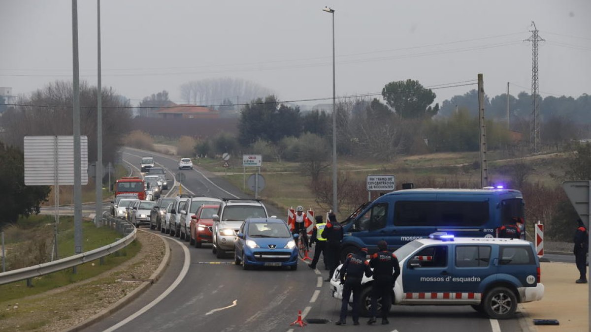Control dels Mossos ahir a la tarda a l’N-230 a la sortida de Lleida cap a Torrefarrera.