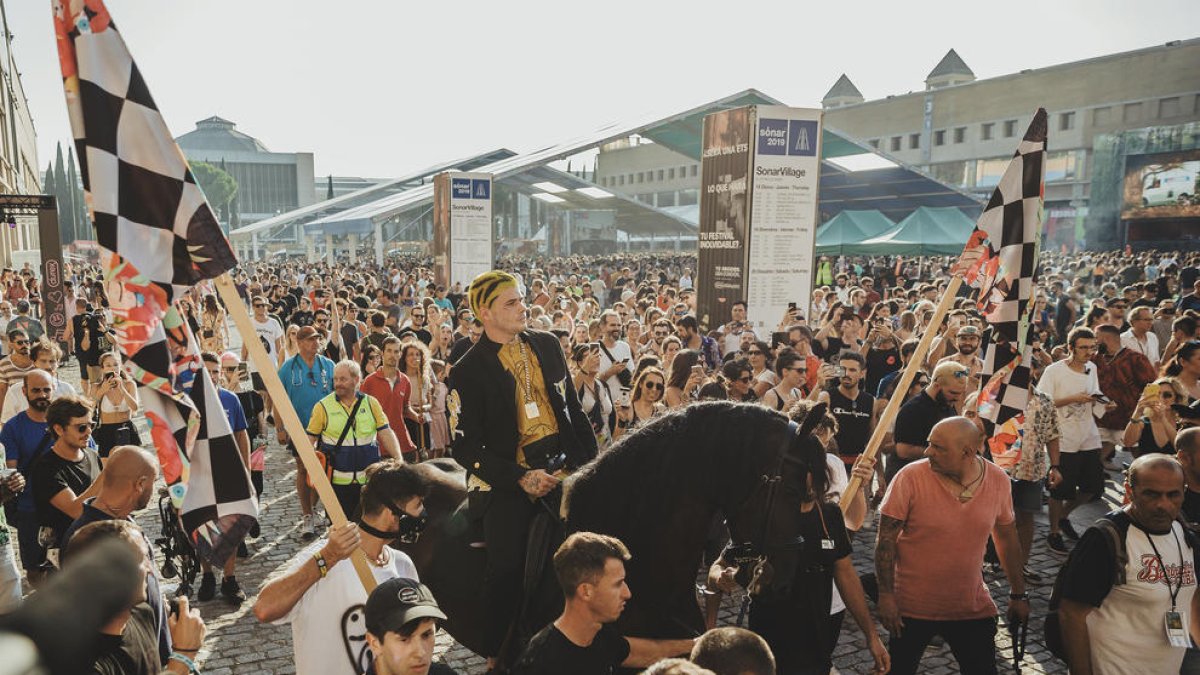 El cantant Cecilio G dirigint-se a cavall al seu concert al Sónar XS.