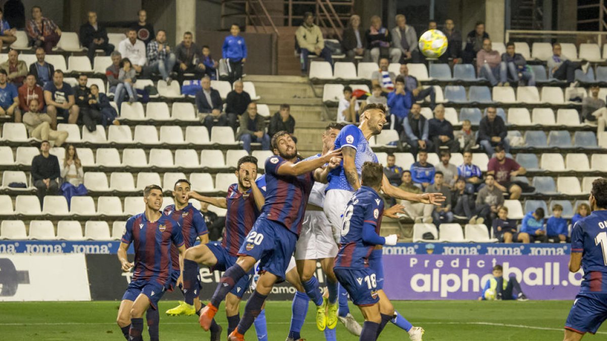 Adri León salta por encima de la defensa del Atlético Levante.
