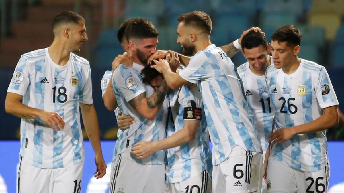 Messi celebra amb els companys de la selecció argentina un dels gols contra Equador.