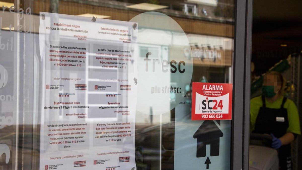 Un cartell de la campanya ‘Establiment segur’ contra la violència masclista en un supermercat de Tàrrega.