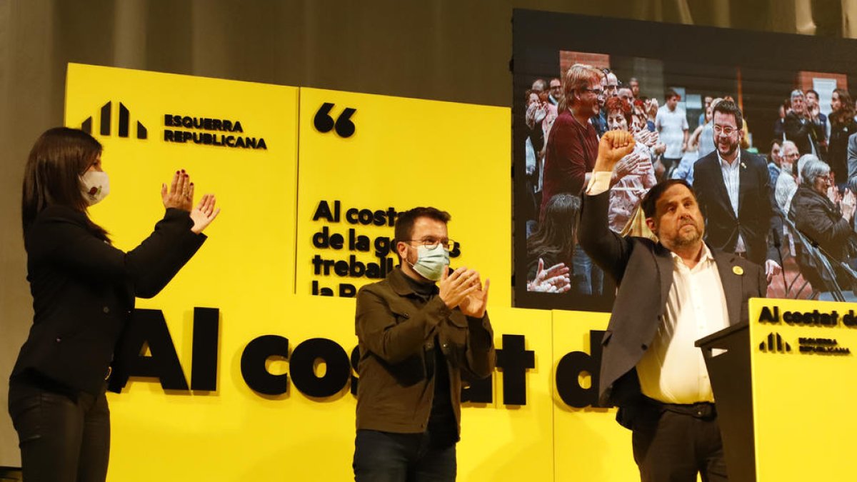 Marta Vilalta i Pere Aragonès aplaudeixen Oriol Junqueras al míting d’ahir als Magraners.