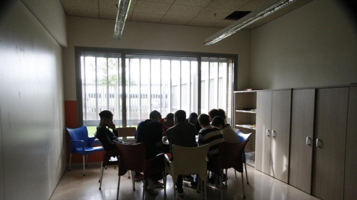 Imagen de archivo de adolescentes en un centro de Almacelles. 