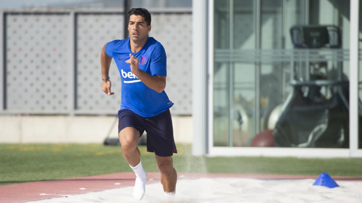 Luis Suárez va començar a entrenar-se ahir en solitari a l’espera que tornin els seus companys.