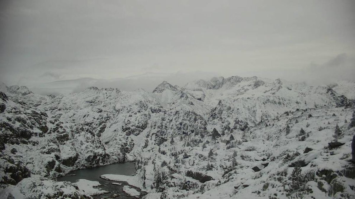 El paisatge hivernal que la neu va deixar ahir a Certascan, al Pallars Sobirà.