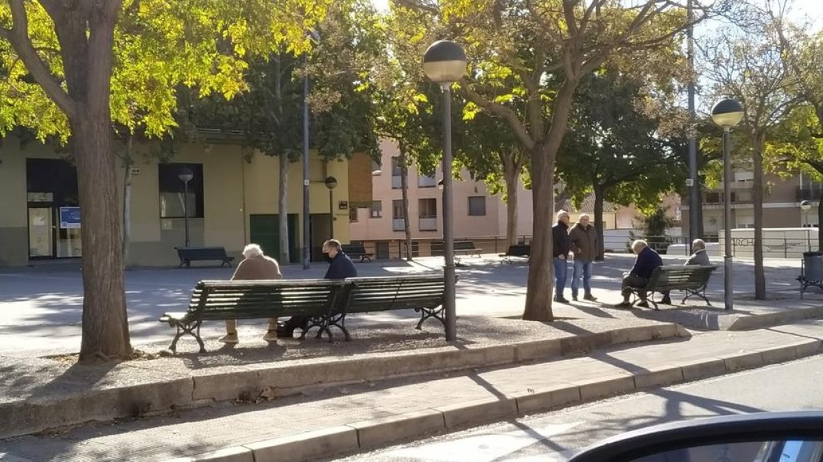 Ancianos en la calle porque aún están cerradas  -  El hecho de que las llars municipales para la tercera edad estén cerradas está provocando que sus usuarios habituales pasen más tiempo en la calle, como se ve en esta imagen del barrio de Magr ...