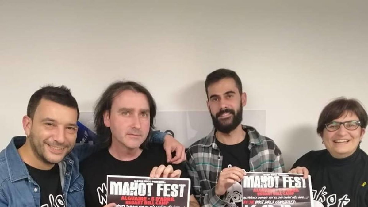 Organizadores y colaboradores del Makot Fest mostrando el cartel promocional.