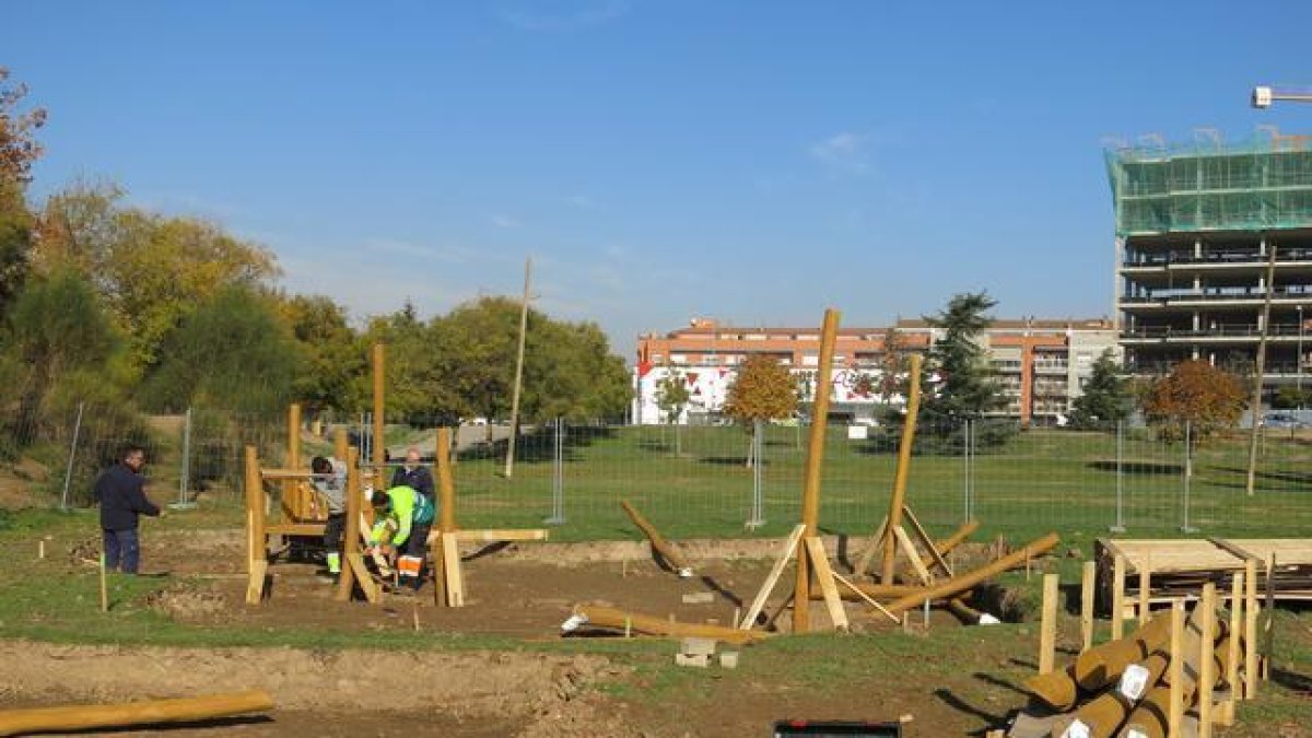 La Paeria instal·la una nova zona de jocs infantils al parc Joan Oró