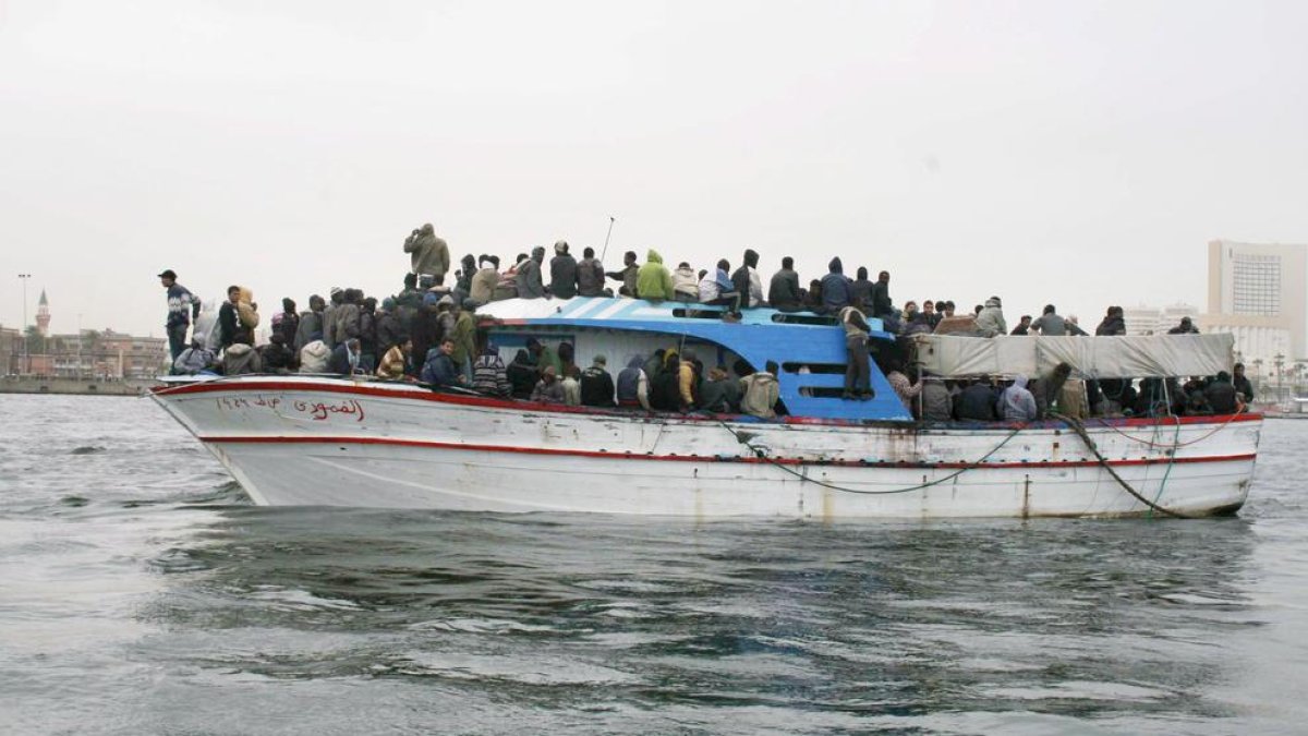 Foto de archivo de un barco con inmigrantes cerca de Libia.