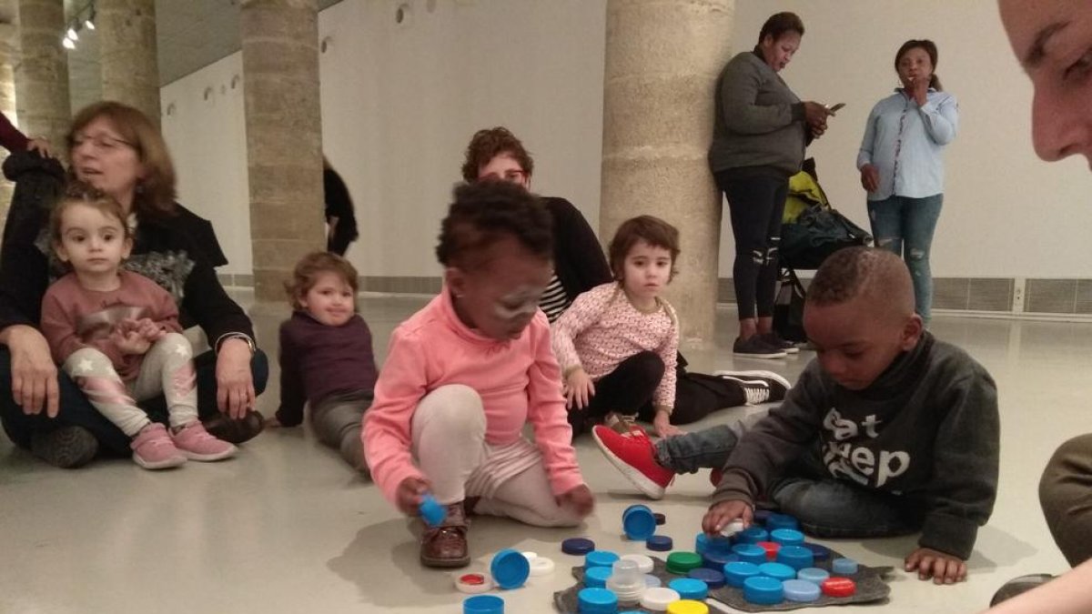 Els petits es diverteixen experimentant amb l’art.