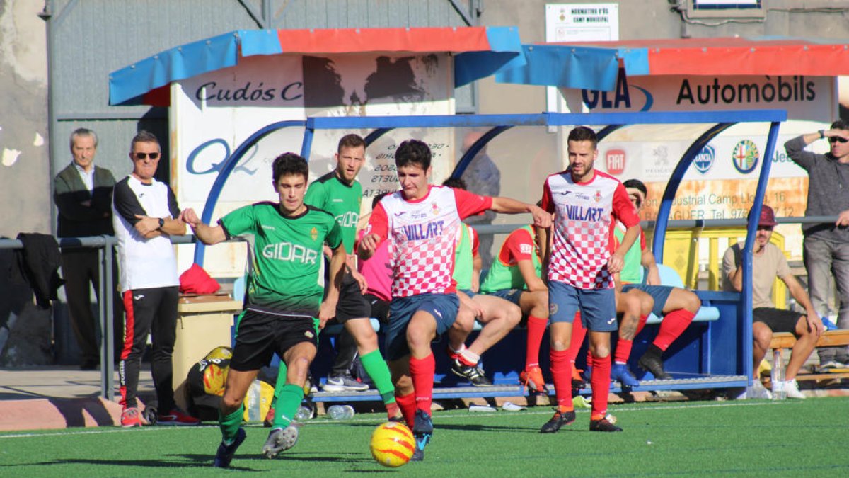 Jordi López, del Balaguer, porta la pilota davant de l’oposició d’un jugador del Cervera.