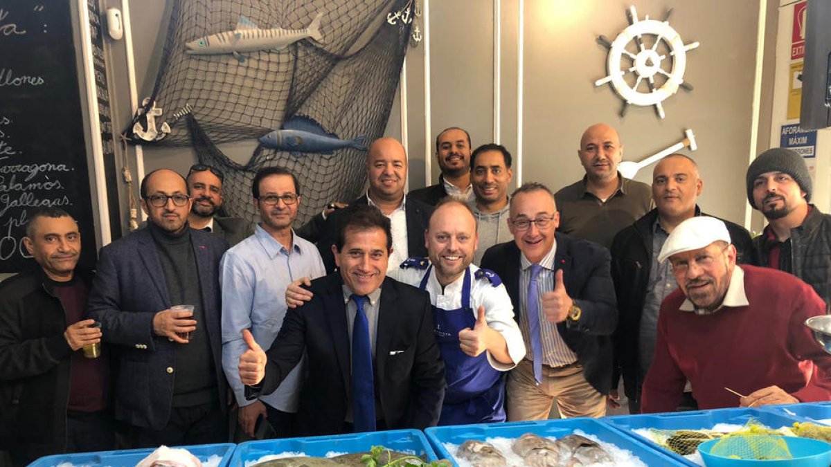 Foto de familia de los chefs de Caravista y la comitiva de los Emiratos Árabes que ayer visitó Lleida. 