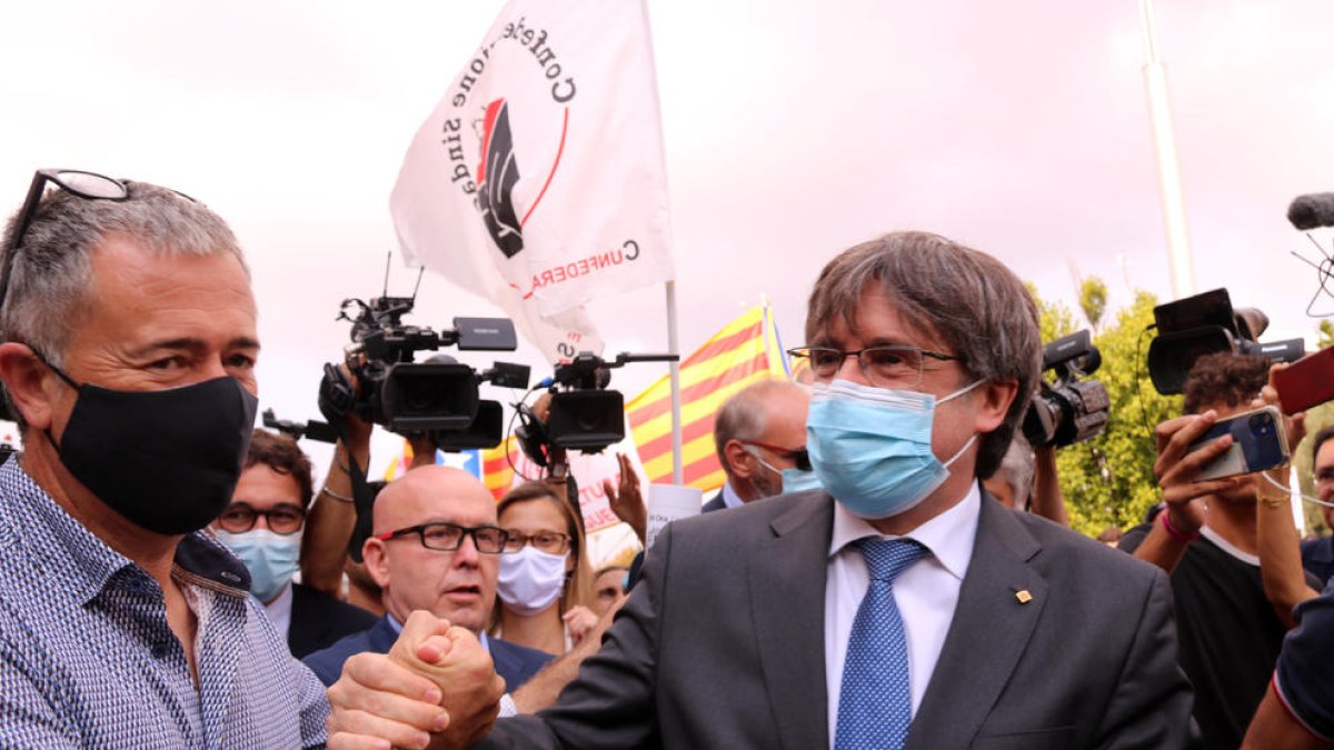 Puigdemont, arropado ayer por independentistas catalanes y sardos, al abandonar el Tribunal de Apelación de Sássari.