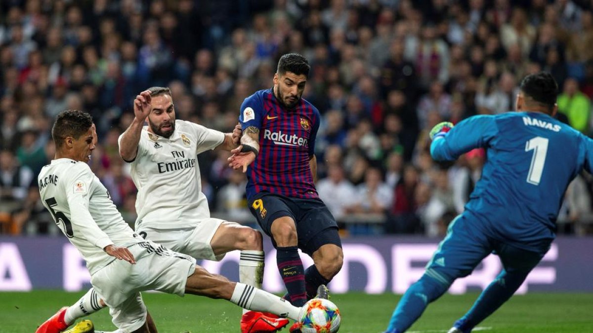 Luis Suárez, en el moment d’anotar el 0-1, malgrat l’oposició de Varane i Carvajal.