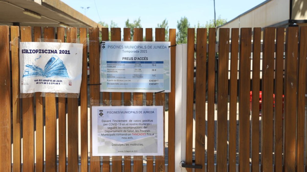 El cartell a la porta de les piscines de Juneda que n’anuncia el tancament sine die.