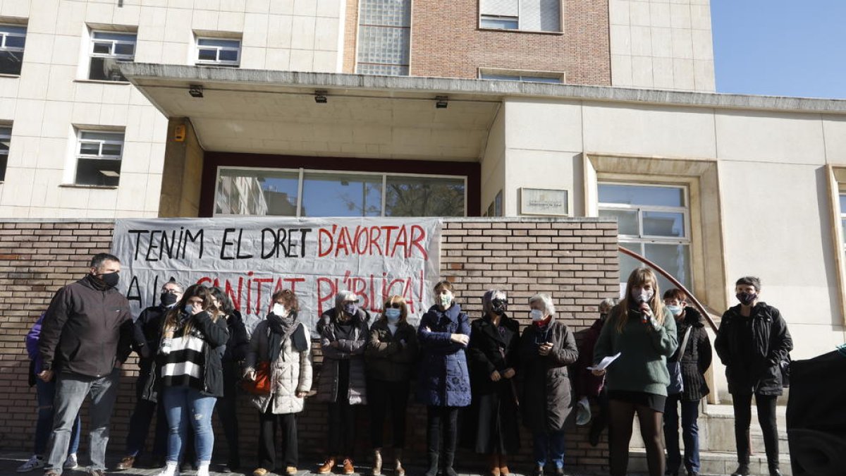 Imagen de archivo de una protesta de colectivos feministas a favor el derecho al aborto en Lleida. 