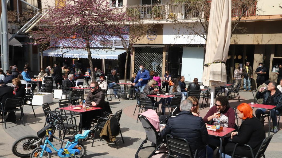 Imagen de clientes en una terraza de Lleida ciudad el pasado domingo. 