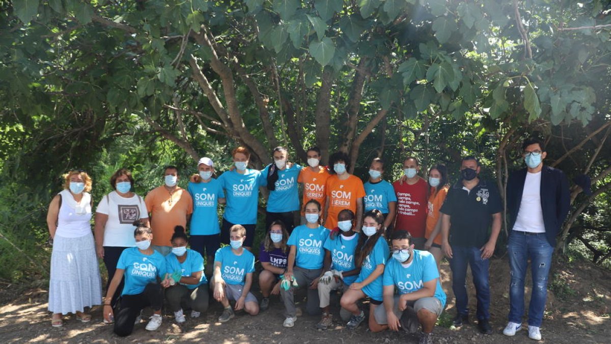 Los participantes en el campo de trabajo de Balaguer recibieron ayer la visita de la coordinadora territorial de Juventud, Maricel Segú.